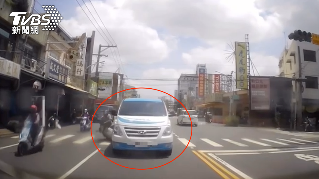 陳男突然恍神追撞醫院的公務車。(圖/TVBS)