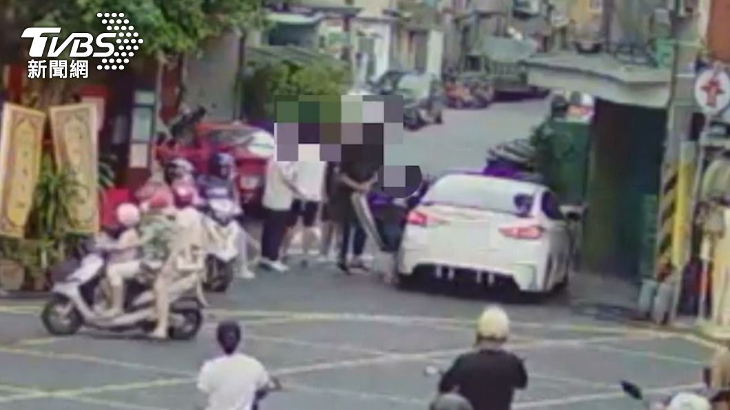 不滿男欠錢神隱還講壞話!債主撂人強擄 土地公廟逼發誓