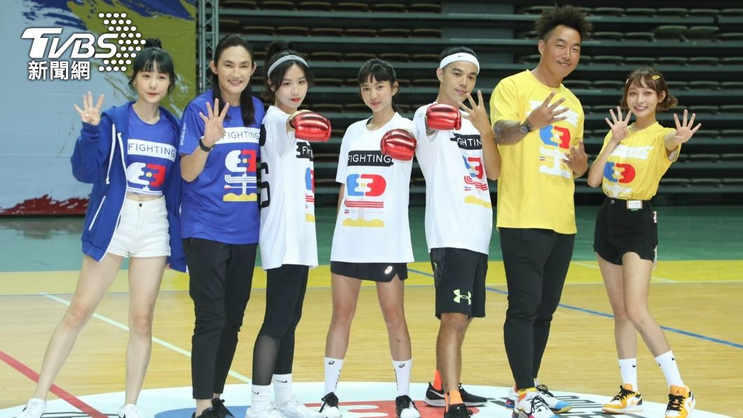 畇二(圖左起)、錢薇娟、賴Ki、林玉書、Zing、郭泓志與林襄一同合影。(圖/黃城碩攝)