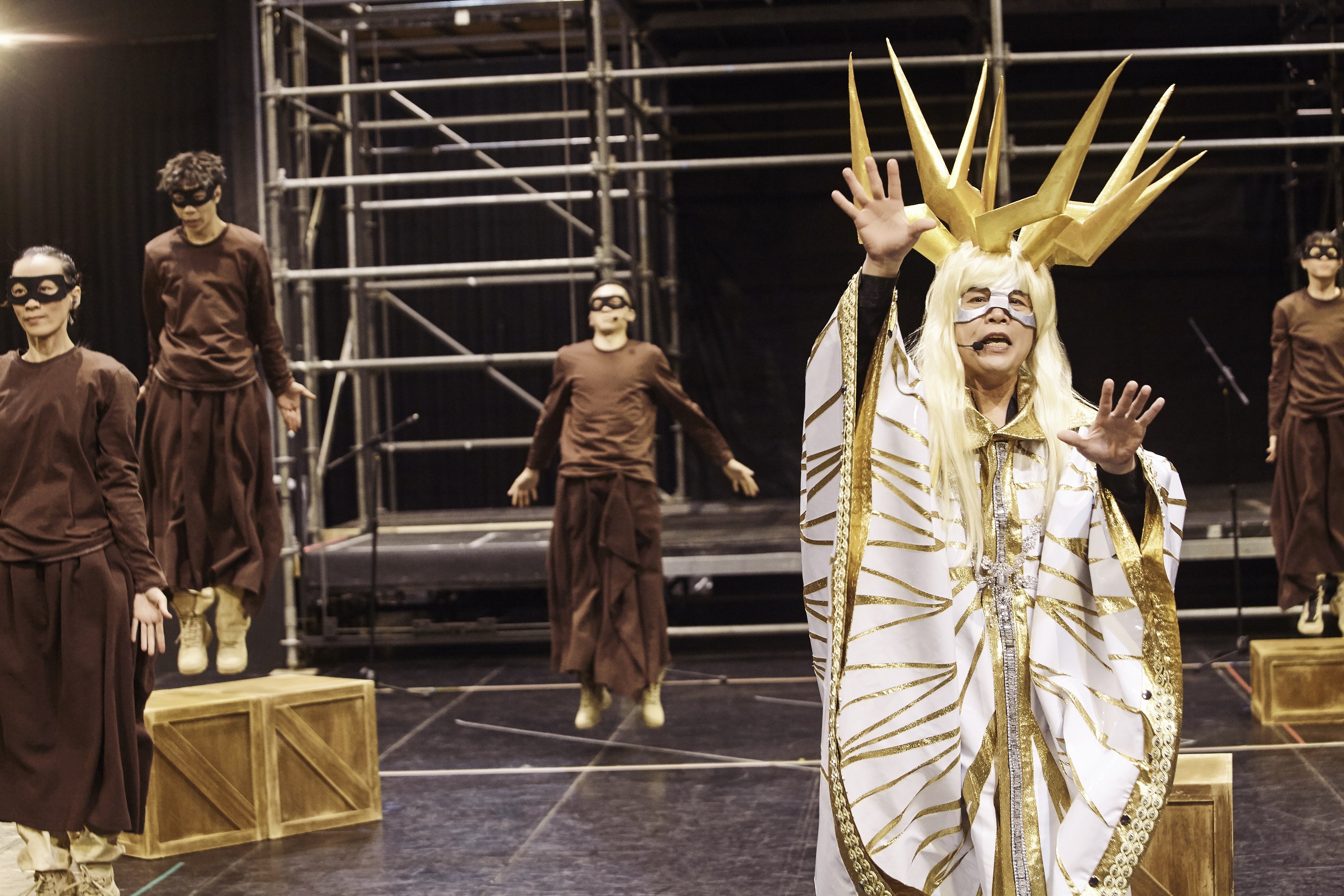 伍佰在搖滾歌劇中飾演光魔王。(圖/太空彈劇團提供)
