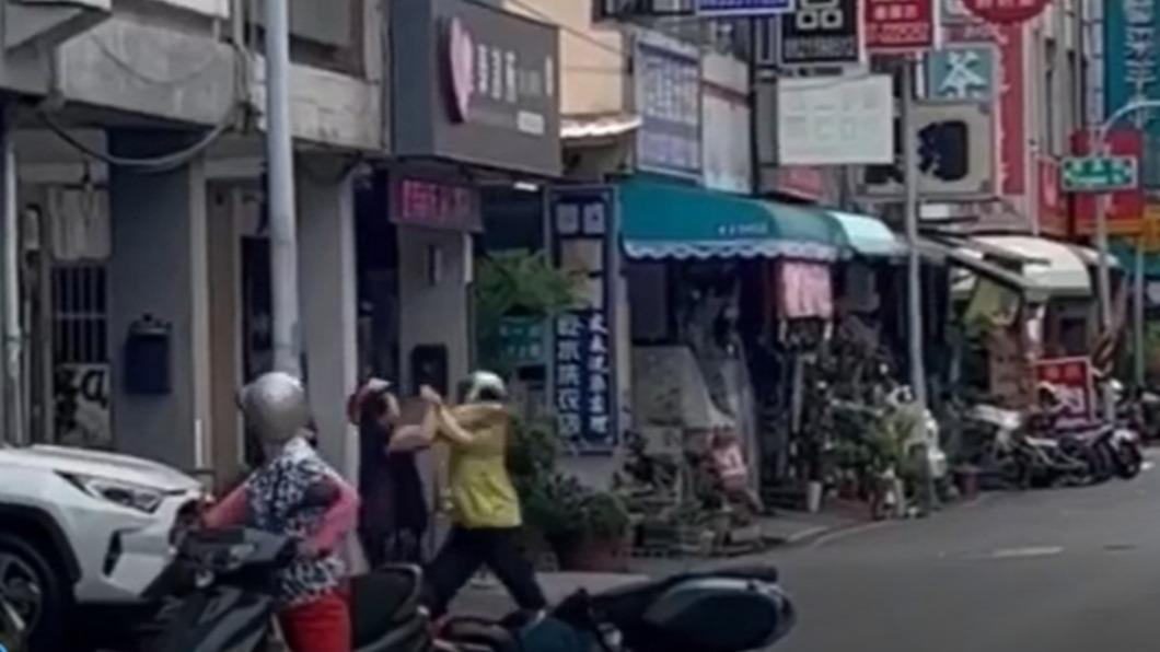 紅帽婦不滿被勸把黃衣女拉下車。(圖/翻攝自社會事影音)
