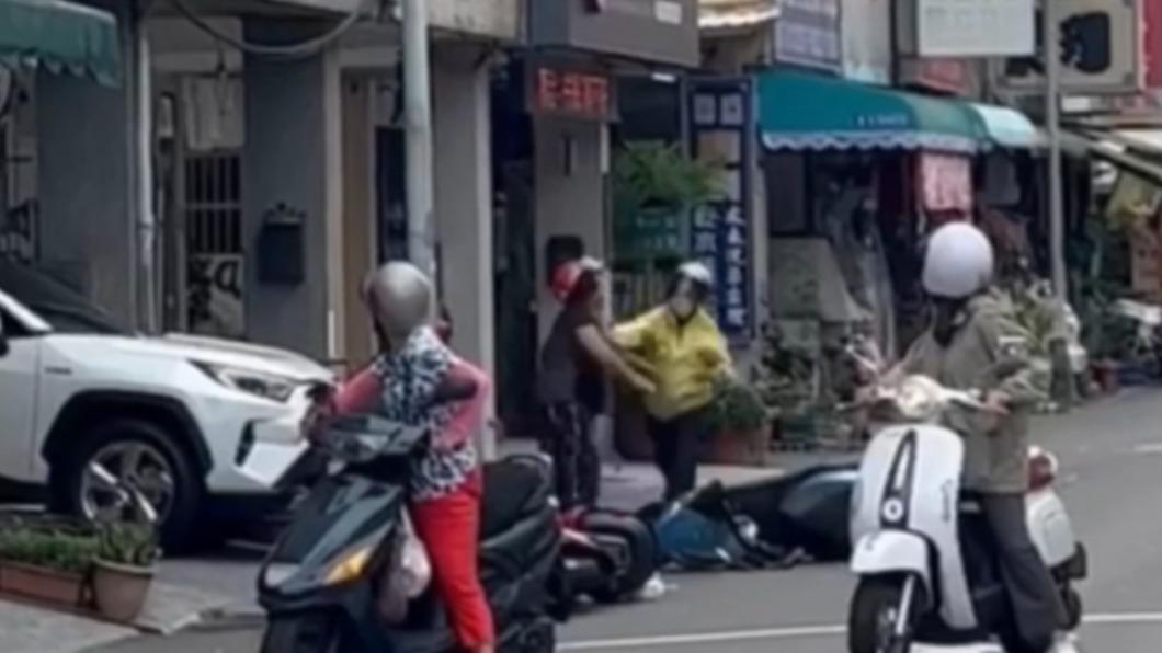 紅帽婦衝上前作勢要搶手機。(圖/翻攝自社會事影音)