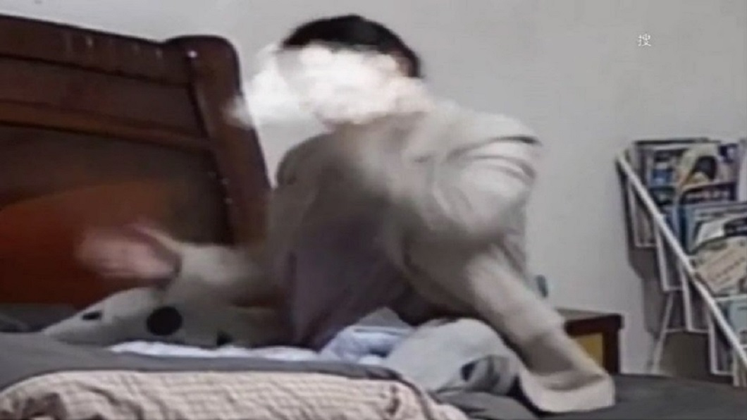 媳婦不敢反抗婆婆最後情緒崩潰狂自打耳光。(圖/翻攝自網易新聞)