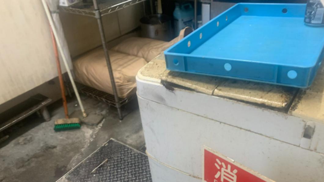 店內除了蛞蝓,也有蟑螂出沒。(圖/翻攝自@bunkaizyaotoha推特)
