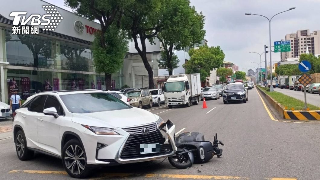 保養完原地出車禍！百萬名車起步迴轉　擊落無照「狗狗肉」