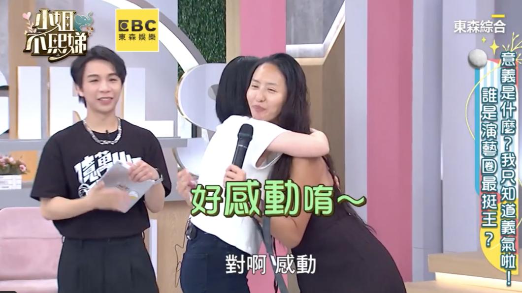 小S擁抱薔薔。（圖／翻攝自小姐不熙娣臉書）