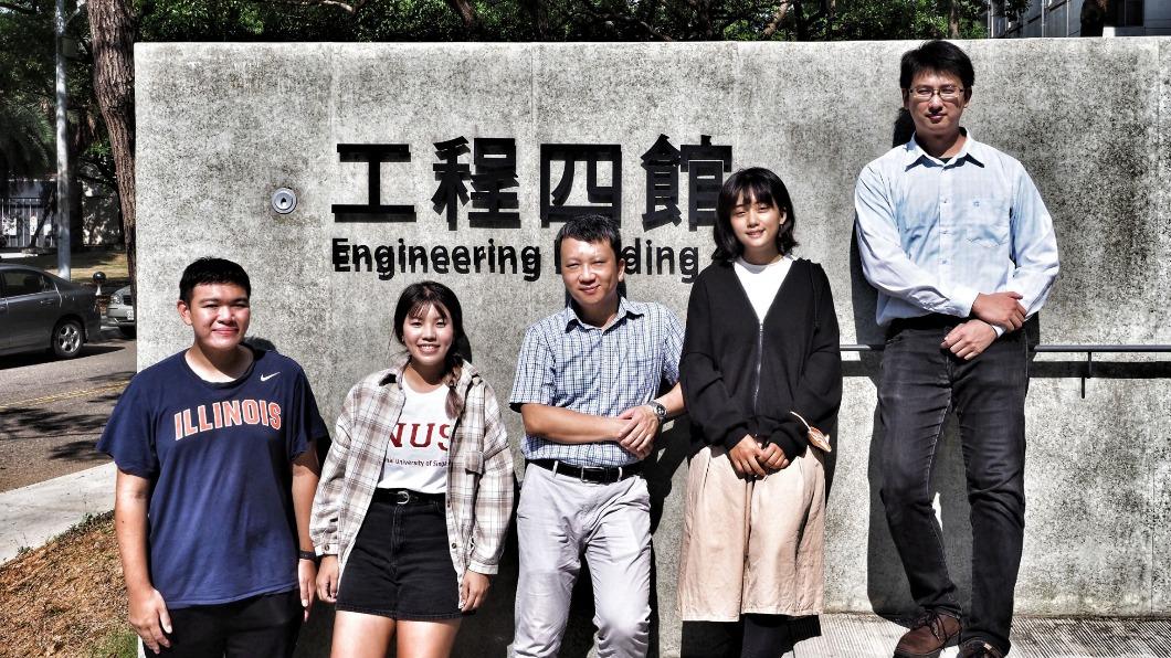 系主任劉建男(中)與出國交換學生。(圖/陽明交通大學提供)
