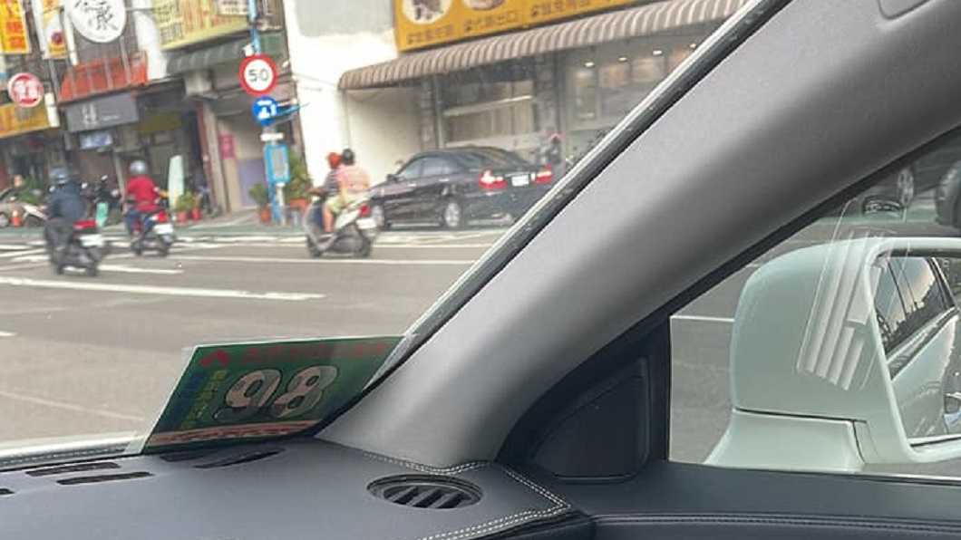 加油完帶走1張神秘小卡 員工急喊快歸還:我們得賠錢