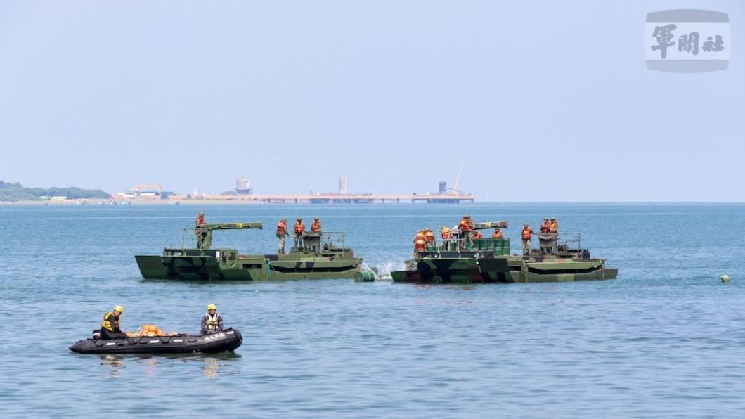陸軍53工兵群M3浮門橋車於淡水河面上,操演油桶爆導索設置作業。(圖/軍聞社提供)