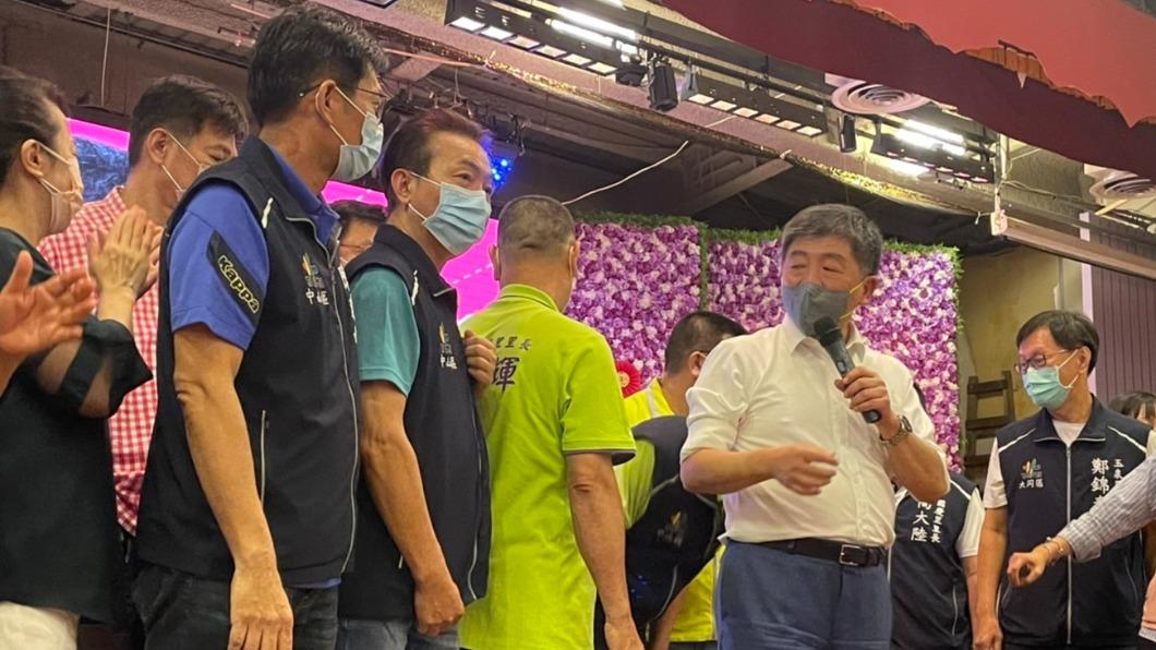 民進黨台北市長參選人陳時中今(27日)晚間出席與台北市議員參選人顏若芳共同舉辦的中山大同區首場「阿中與你相見歡」活動。(圖/TVBS)