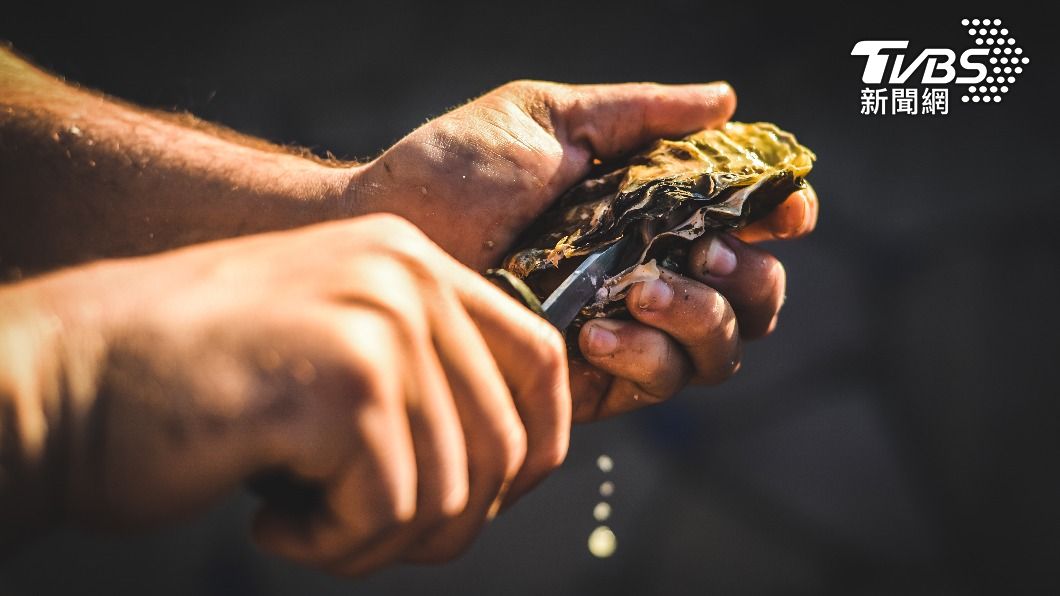 海鮮可能帶有病毒和細菌,建議徹底煮熟後再食用。(示意圖/shutterstock達志影像)