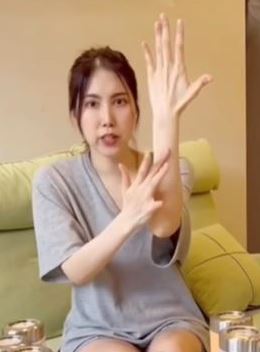 余苑綺暴瘦許多，四肢纖細。（圖／翻攝自余苑綺臉書）