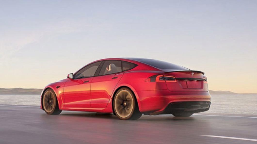 Tesla在撞擊測試發現問題的當天,就展開回收作業。(圖/Tesla提供)