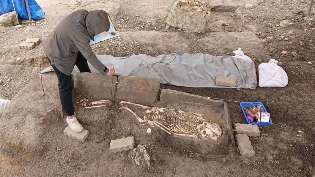 鵝鑾鼻公園挖「51具人骨」!白頭骨碎裂 4千年前古墓出土