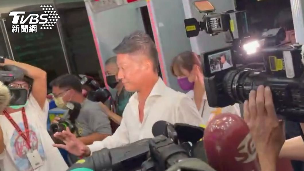 張碩文被帶進北檢時滿臉通紅。（圖／TVBS）