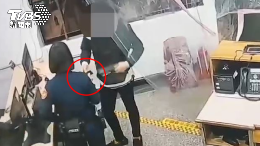 擔心事跡敗露，將手機送到派出所謊稱是撿到的。（圖／TVBS）