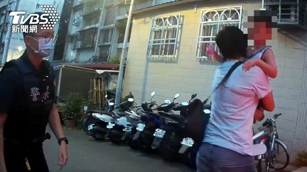 趁媽媽熟睡溜出門！3歲童迷路爆哭　女警抱：先去吹涼涼