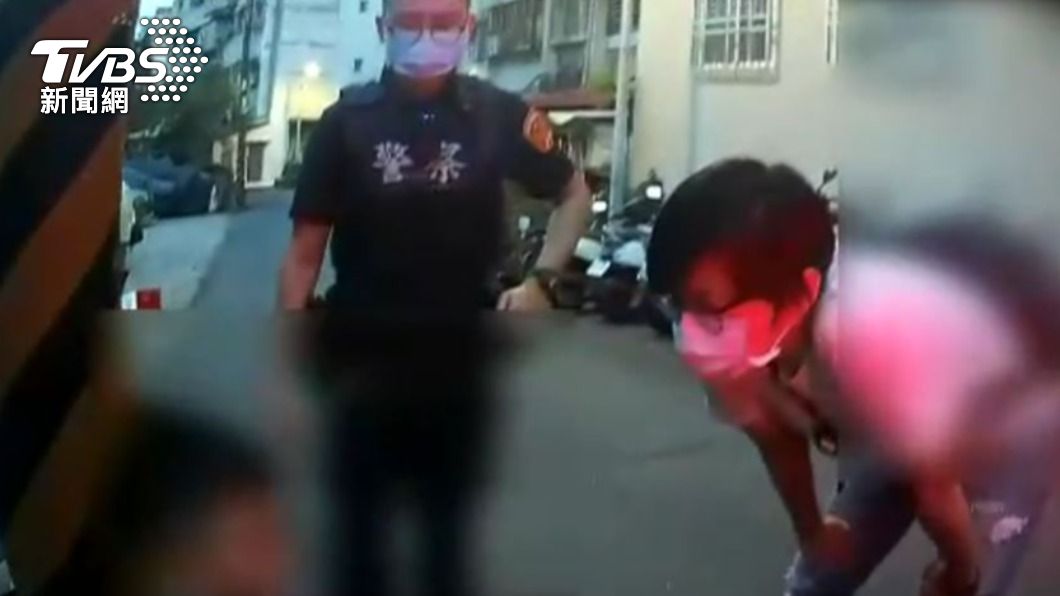 3歲男童偷跑出門迷路。(圖/TVBS)