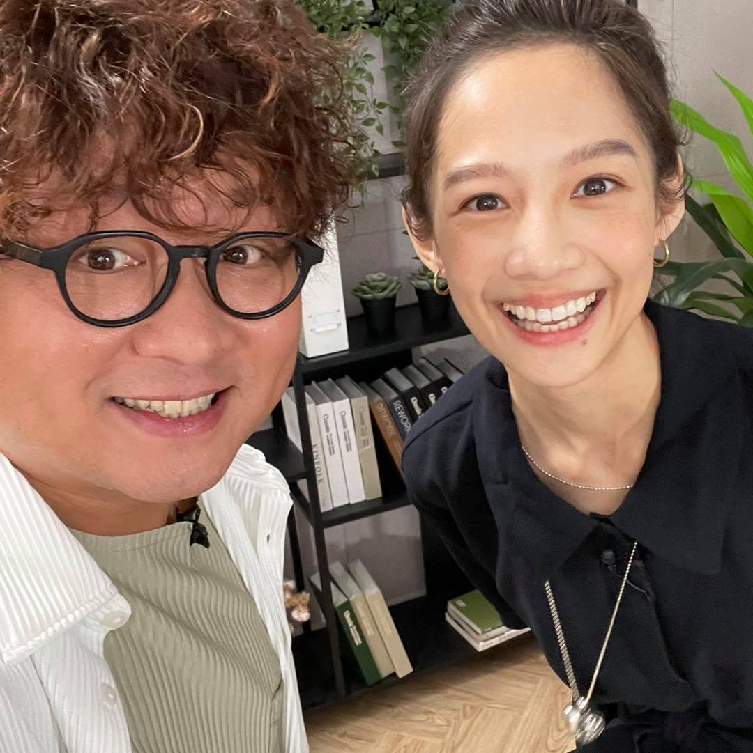 納豆與簡嫚書在節目後開心合影。（圖／鏡新聞提供）