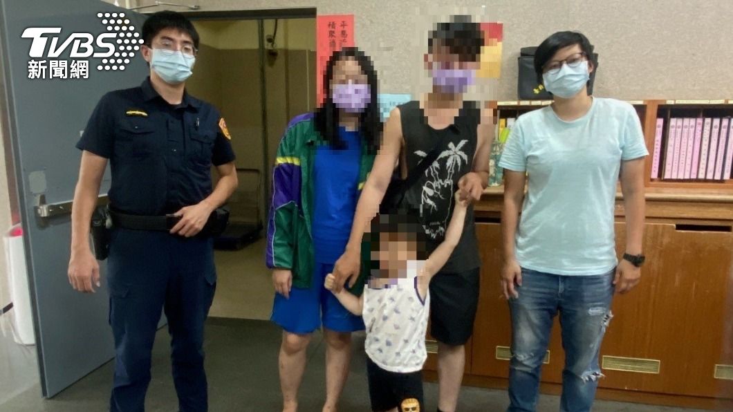 員警遇上男童父親下班回家,才順利將孩子送回。(圖/TVBS)