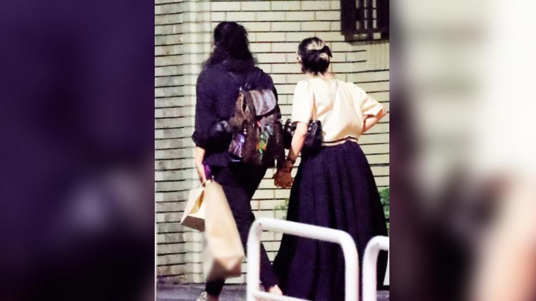 日媒近日拍到兩人牽手逛街的甜蜜身影。(圖/翻攝自推特@narahcoa)