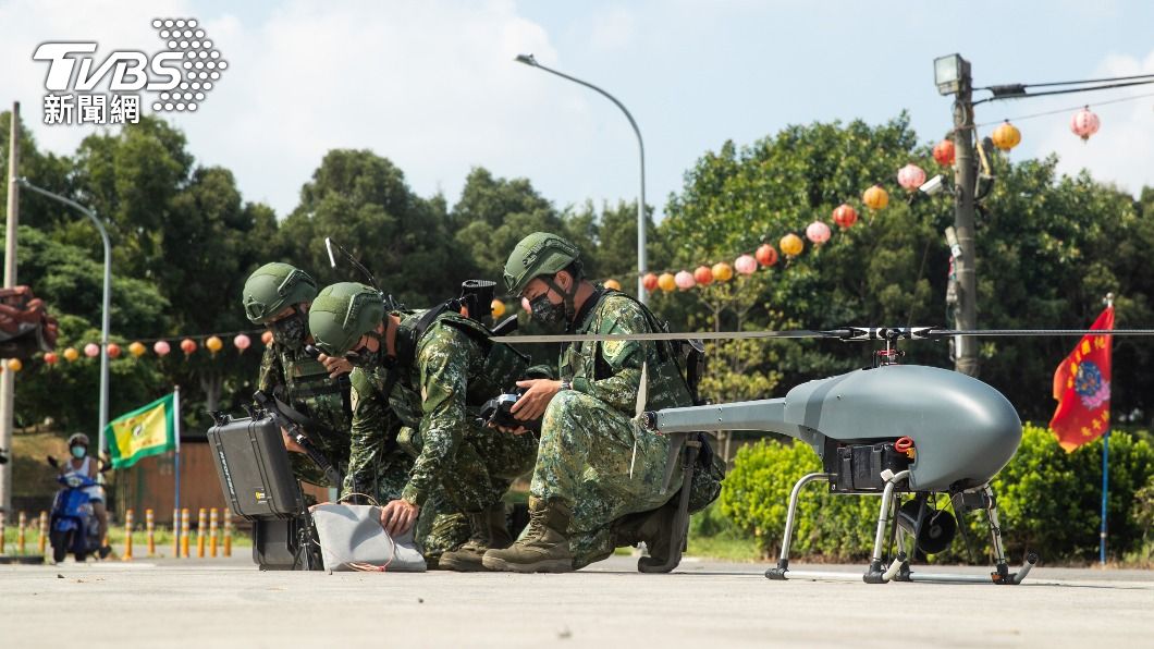 心戰特遣隊檢整無人機,準備空投傳單。(圖/中央社)