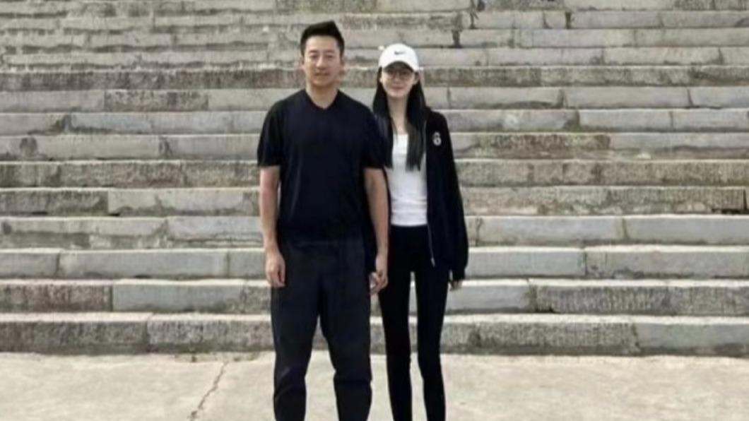 認愛了?汪小菲曬「十指緊扣張穎穎」親密照 微博網友開轟