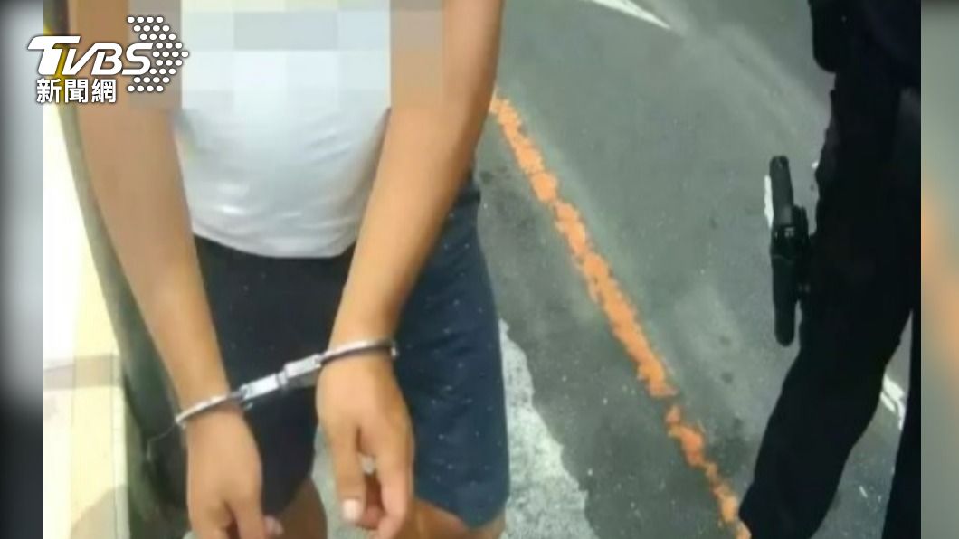 男子遭上銬後還不斷提醒員警不要打破蛋。(圖/TVBS)