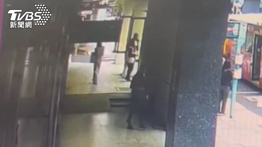 檢方事後勘驗騎樓監視器，發現女店員無太靠近，女子則是在滑手機。（圖／TVBS）