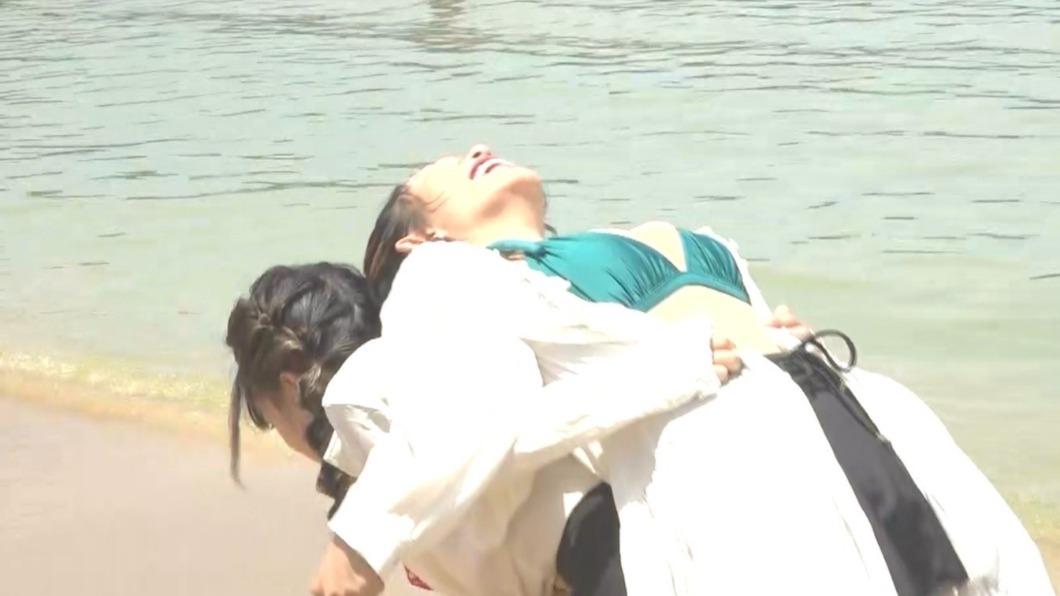 阿樂(右)暖身拉筋。(圖/民視提供)