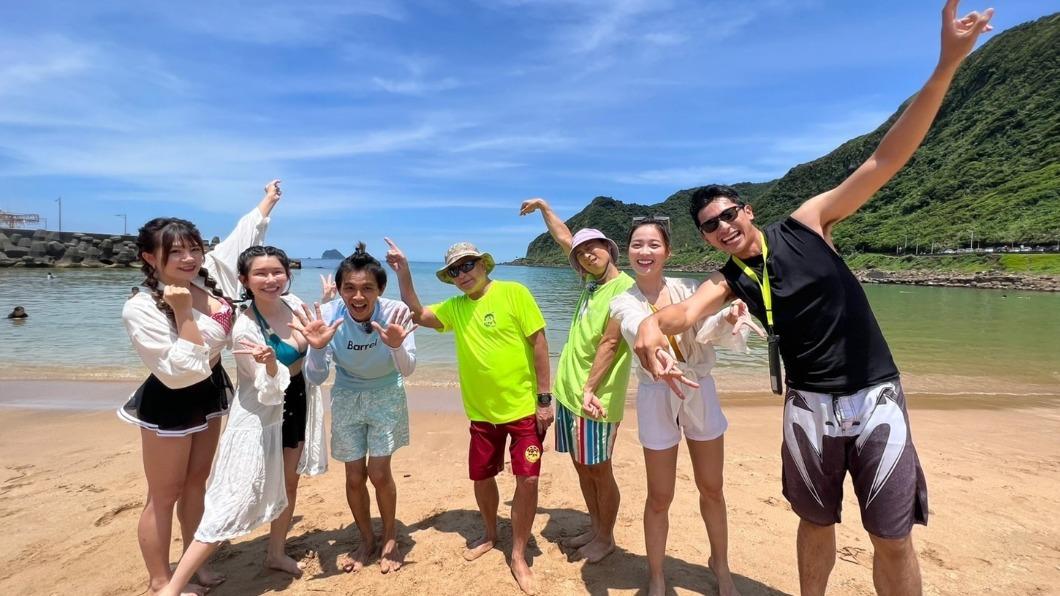 熊霓(左起)、阿樂、阿翔、職人、浩子、籃籃、浩子、鄭楠鐘出外景。(圖/民視提供)
