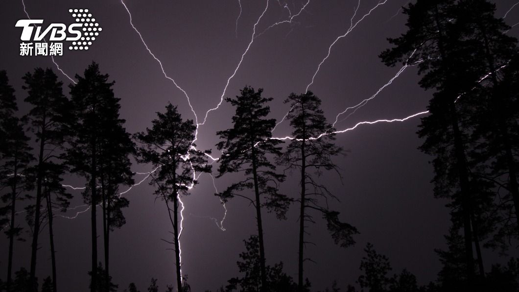 今明晚兩天當地閃電情況會持續增加。（示意圖／shutterstock達志影像）