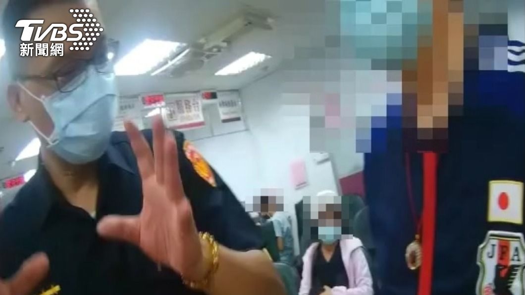 警方向他說明有很多類似的詐騙案件。（圖／TVBS）