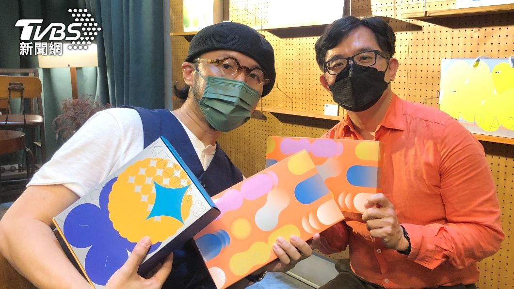 設計師方序中（左）和全聯行銷部協理劉鴻徵手拿公益禮盒。（圖／TVBS）