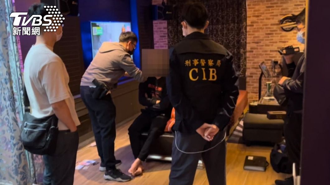 南打循線逮捕張男等16名詐騙集團成員。(圖/TVBS)