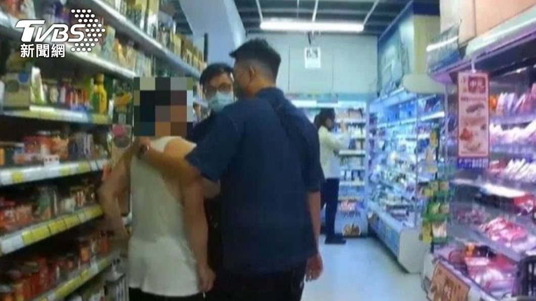 員警發現陳姓通緝犯在購物。(圖/TVBS)