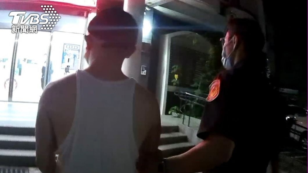 員警深夜將陳男帶回所內。(圖/TVBS)