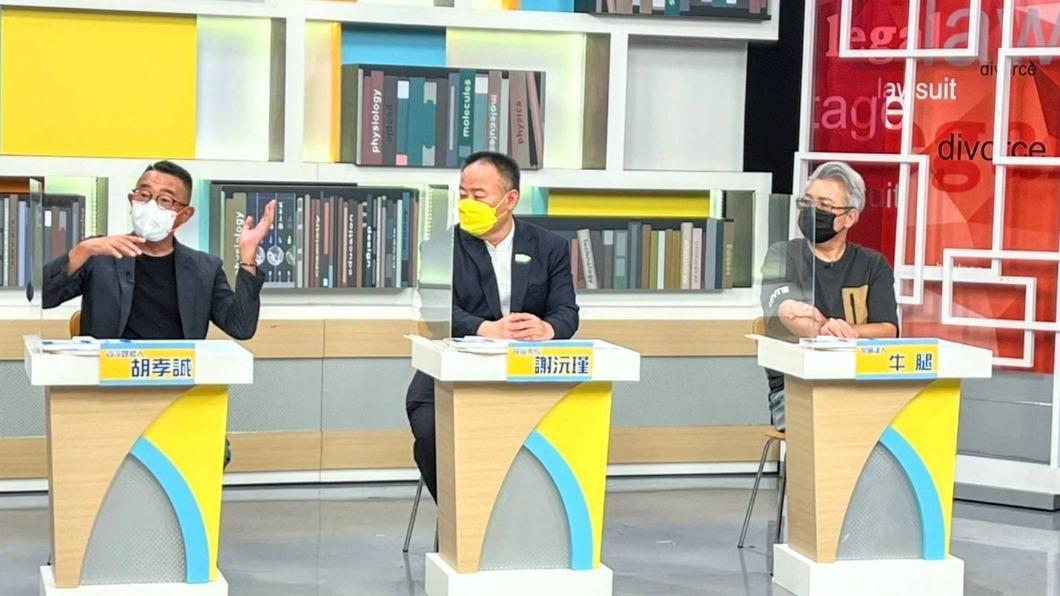 資深媒體人胡孝誠(左起)、民俗專家謝沅瑾以及宮廟達人牛腿在節目上分享農曆7月的故事。(圖/高點綜合台提供)