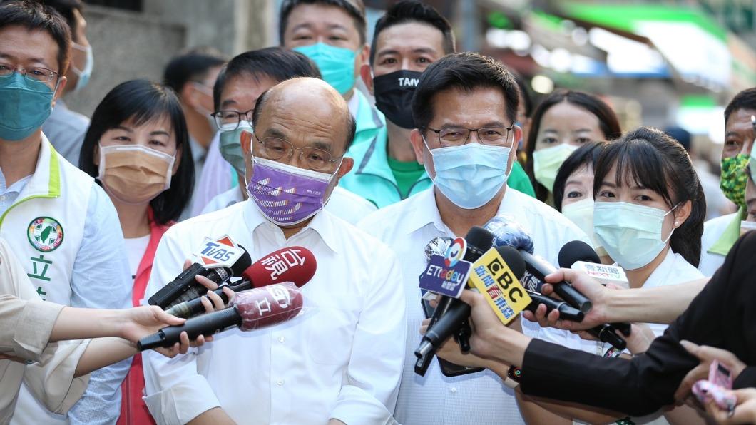 民進黨新北市長參選人林佳龍今（28）日找來行政院長蘇貞昌一起吃麵線。（圖／林佳龍辦公室提供）