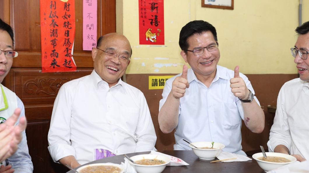 民進黨新北市長參選人林佳龍今（28）日找來行政院長蘇貞昌一起吃麵線。（圖／林佳龍辦公室提供）