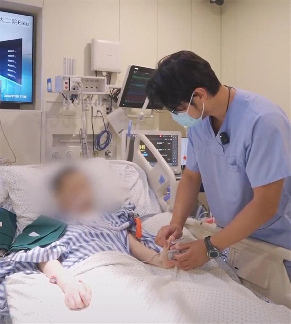 事後同事發現OL全身發紫且無乎心跳緊急送醫。(圖/翻攝自搜狐新聞)