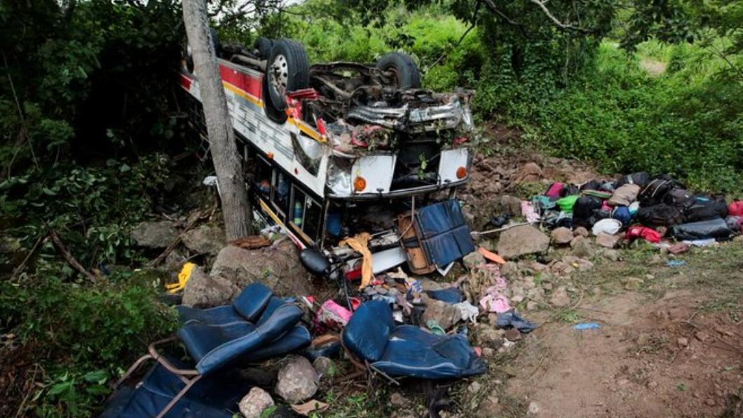 尼加拉瓜巴士超速撞2車!墜山坡翻覆 16死、47傷