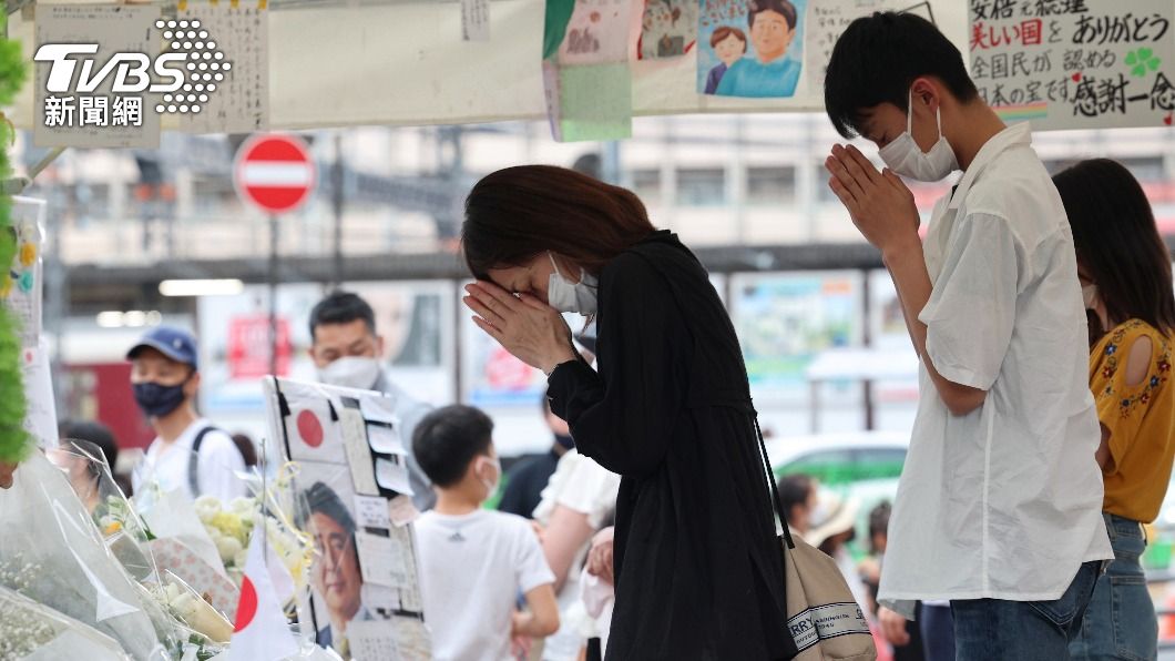民眾在事件發生地點悼念安倍。(圖/達志影像美聯社)
