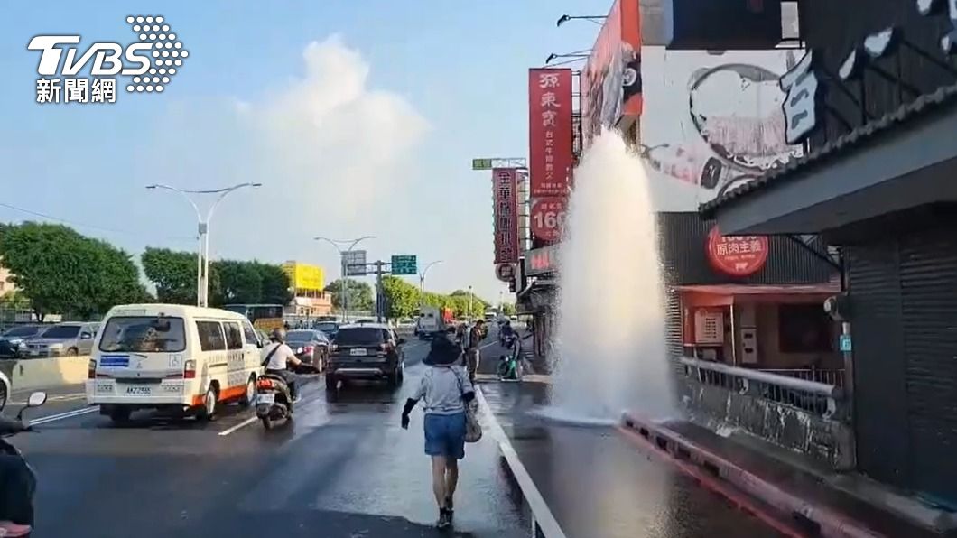 運將撞斷消防栓 馬路驚見2樓高「大噴泉」