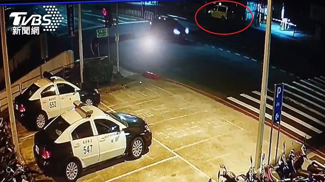 監視器拍下計程車（紅圈）肇事過程。（圖／TVBS）