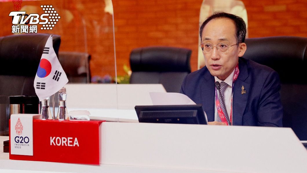 南韓財政部長秋慶鎬在記者會上宣布這項消息。（圖／達志影像路透社）
