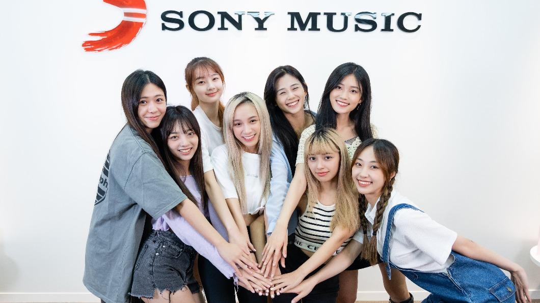PINK FUN(前排左起)巧瑜、以芯、心平、聖恩;(後排左起)Nicole、珮含、容容、朵莉。(圖/索尼音樂提供)