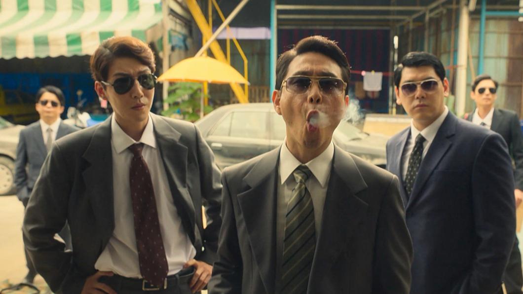 吳正世(中)飾演檢察官。(圖/Netflix提供)