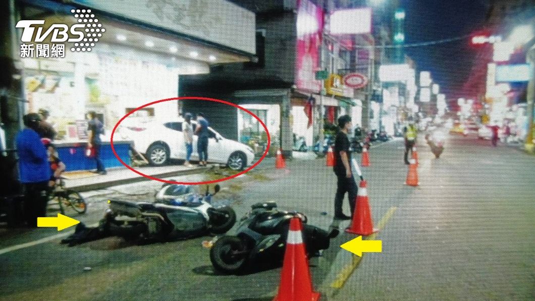 女駕駛「迴轉不慎」車尾插進飲料店 擊落5機車、3掛彩