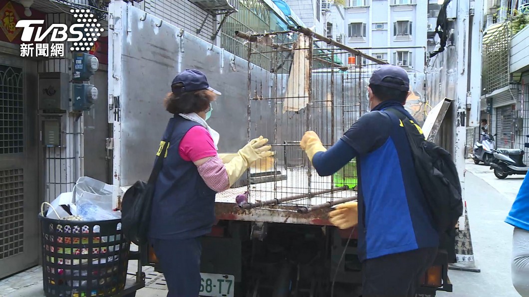 環保人員路從屋內清出雜物。(圖/TVBS)